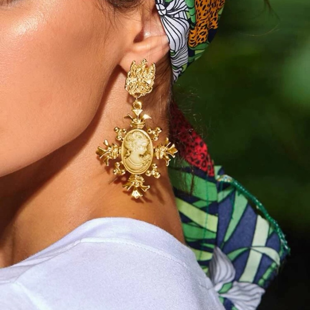 NWOT Embossed Drop Earrings